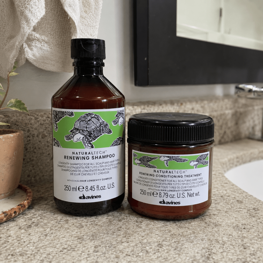 shampoo e condicionador renewing davines sobre bancada de banheiro