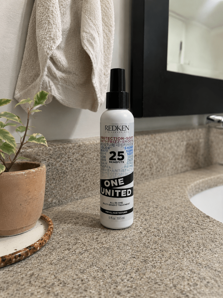 leave in redken one united sobre bancada de banheiro