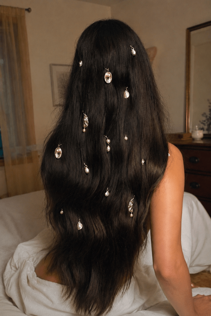 mulher de costas com cabelo castanho longo